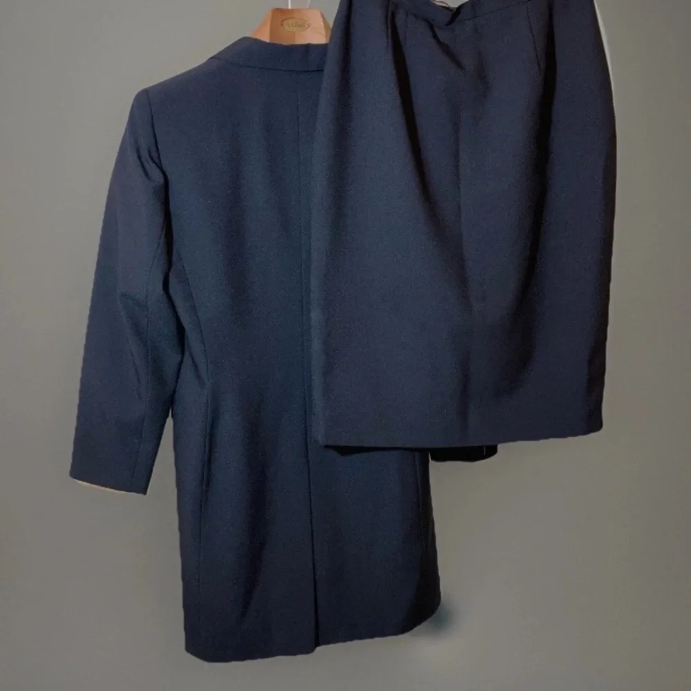 Larry Levine Black Classic Skirt Suit Sz 12 - Picture 2 of 8